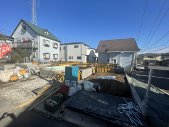 ���R�s���[��̐V�z��ˌ���