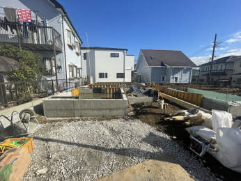 ���R�s���[��̐V�z��ˌ���