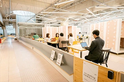 ココリバー会社内観写真 木製テーブルと観葉植物の置かれた商談スペース